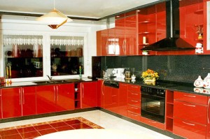 дизайн кухни красного цвета 1